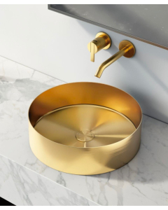 Vasque ronde en acier inoxydable doré brossé, posée sur un plan de travail en marbre et complétée par un mitigeur mural de lavabo doré brossé