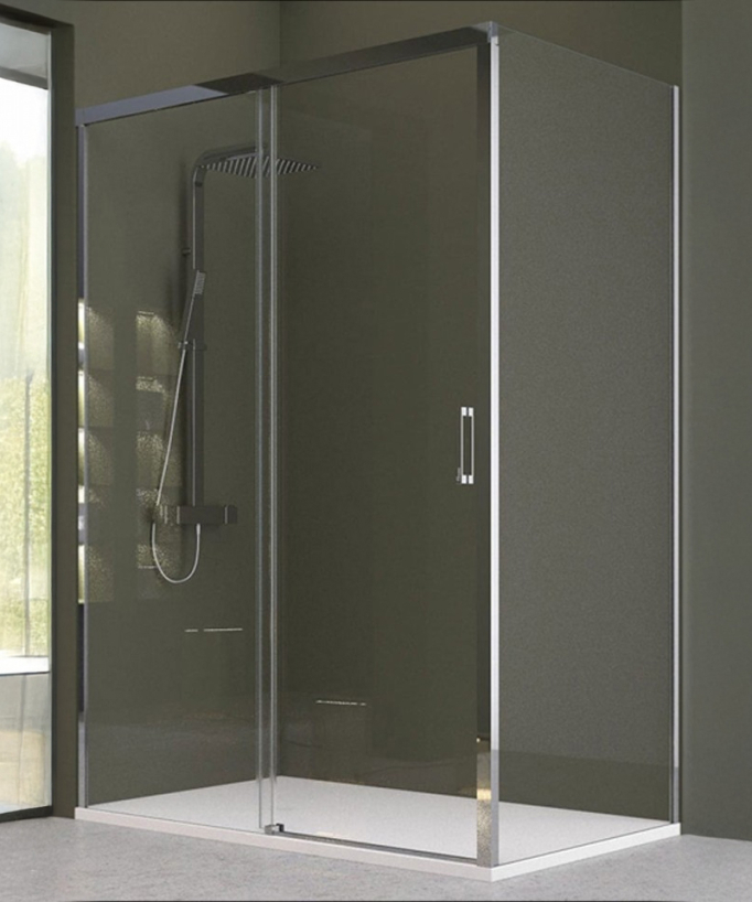 Paroi de douche coulissante, avec profilés chromés.