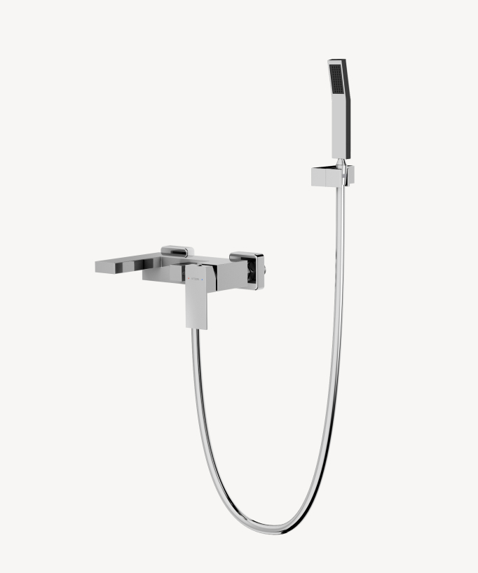 Robinet bain douche doté d'une douchette à main et son support mural, finition chromée. 
