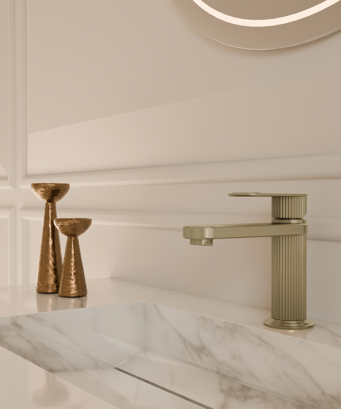 robinet lavabo Hera finition doré brossé, posé sur une vasque en marbre